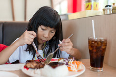 亚洲女孩吃她的午饭