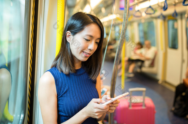 发送文本消息里面<strong>火车</strong>的女人 