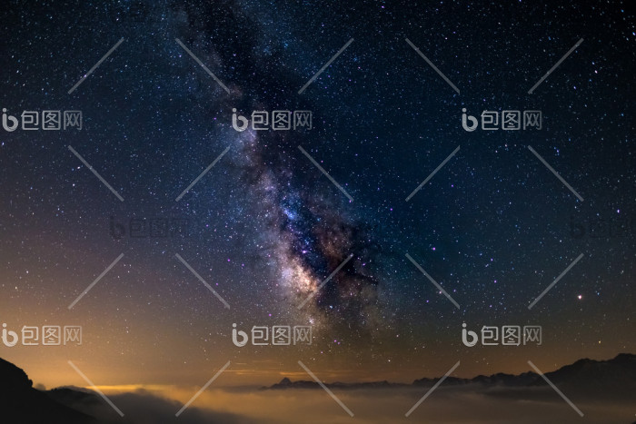 晚上在满天星斗的天空和月光下阿尔卑斯山图片-包图网企业站