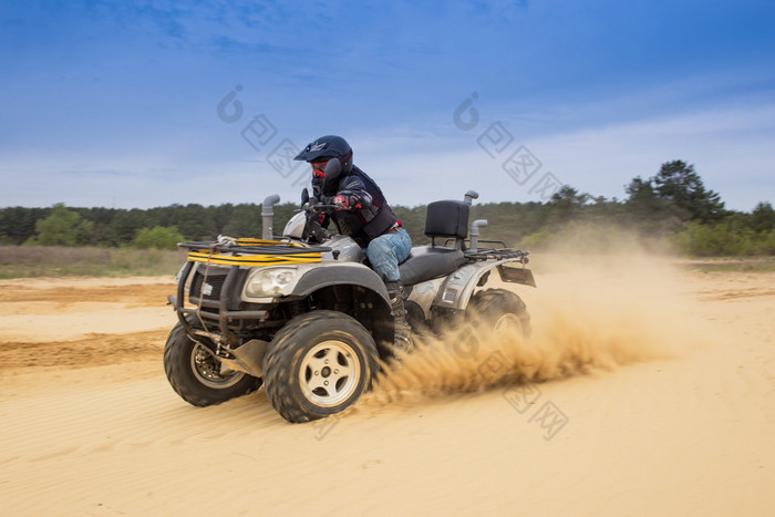 赛车 Atv 是沙子. 沙漠公路