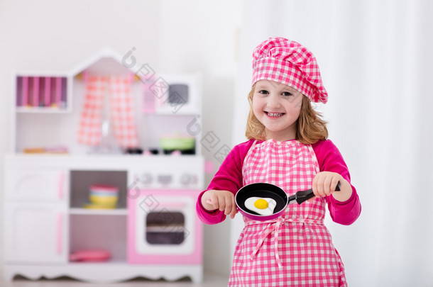 小女孩玩玩具厨房