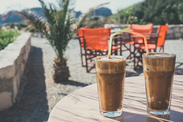 咖啡冰沙、 希腊菜摆在桌上海滩，复古