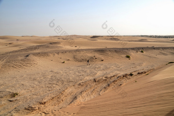 当地居民穿越沙漠迪拜;阿拉伯联合酋长国