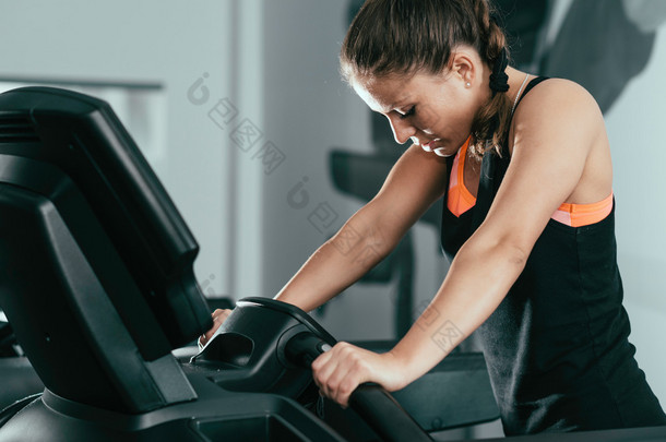 在跑步机上锻炼的女人