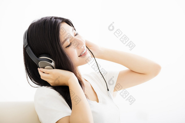 耳机听音乐的年轻女子的画像