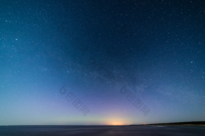 美丽的银河系，夜晚的天空上的树的剪影夜晚天空,星辰大海