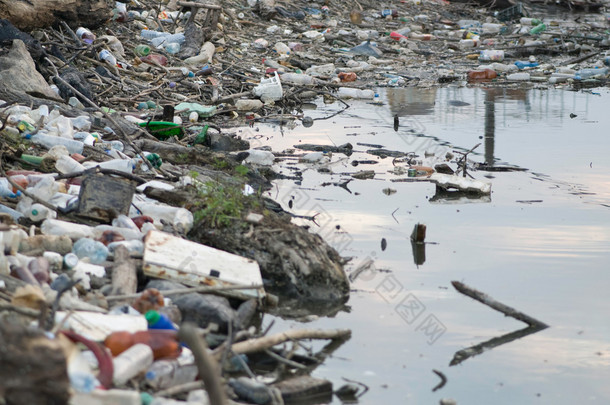 与塑料废物污染的河流.