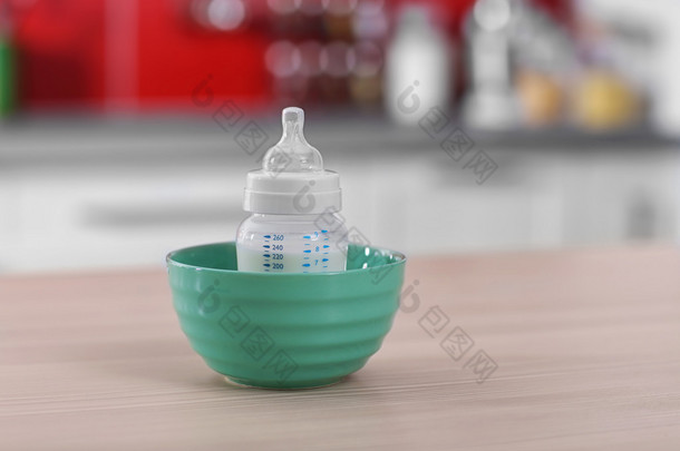 婴儿奶瓶在碗里 