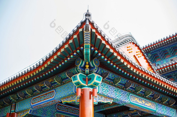 美丽中国彩色的屋顶的装饰物.
