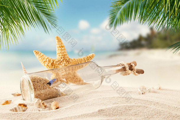 瓶与海星的热带<strong>沙滩</strong>