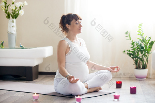 孕妇在家练习瑜伽时冥想