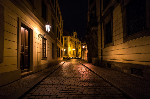 布拉格的夜晚街道.
