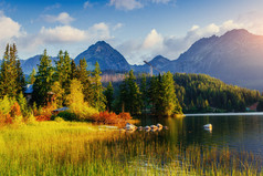在国家公园高 Tatra 雄伟的高山湖泊。Strbske-pleso