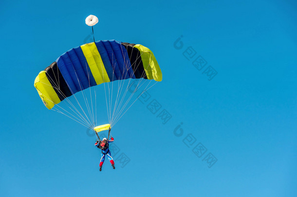 五颜六色的降落伞，在蔚蓝的天空，肯尼亚