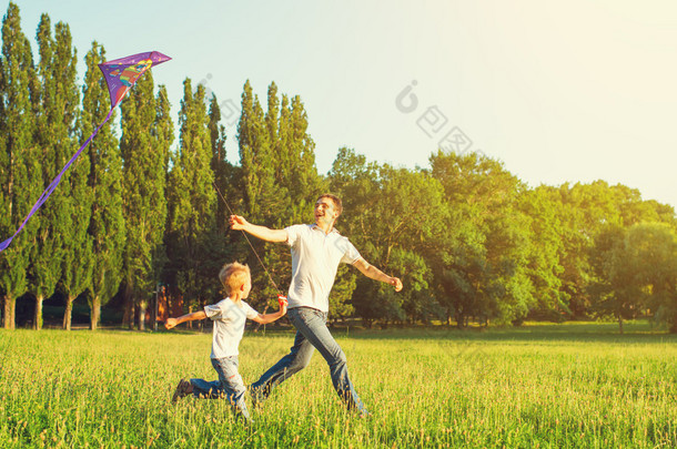 父亲和儿子的孩子在夏天自然放风筝