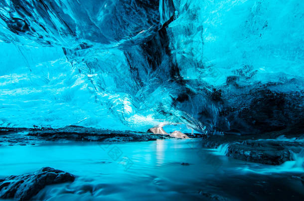 在冰岛冰川下的蓝色的冰洞
