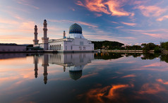 哥打京那巴鲁市清真寺日出时在沙巴州，东马来西亚婆罗洲的思考