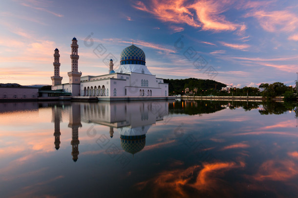哥打京那巴鲁市清真寺日出时在沙巴州，东马来西亚婆罗洲的思考