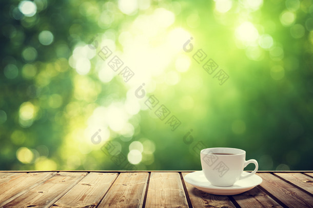 杯<strong>咖啡</strong>和阳光树背景