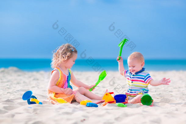 孩子们在海滩上玩