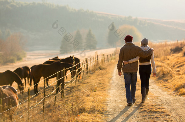 走在农场道路对年轻<strong>的</strong>夫妇