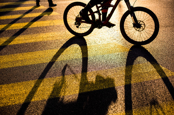 骑自行车的人，一个城市交<strong>叉</strong>口的自行车骑手，