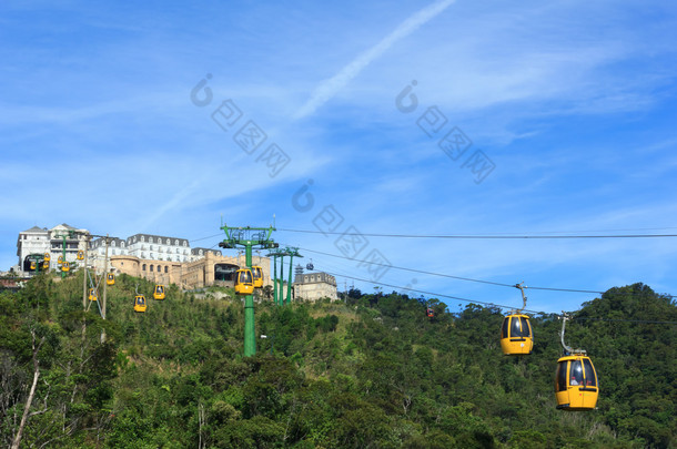 岘港、 河内-7 月 15 日： <strong>游客</strong>客运缆车上的美丽的景色，山上 7 日在越南岘港，15,2014