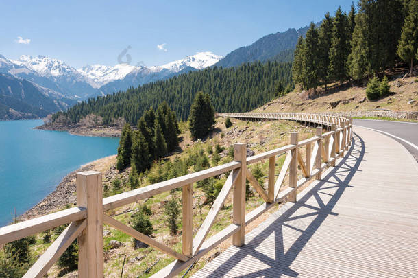 中国新疆-2015 年 5 月 9 日︰ 天堂湖<strong>的</strong>田 Shan(Tianchi)。中国新疆阜康、 昌吉市，是著名<strong>的</strong>世界遗产.