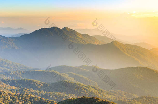 风景和明亮的天空与云的高山在泰国