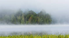 夏晨雾雾从湖上升入凉爽的空气.