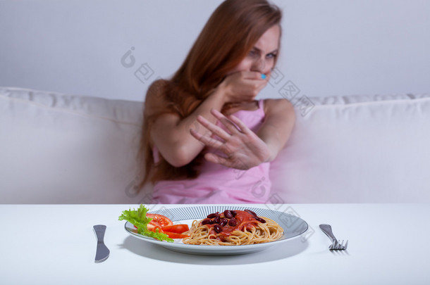 节食的女孩不能吃晚餐