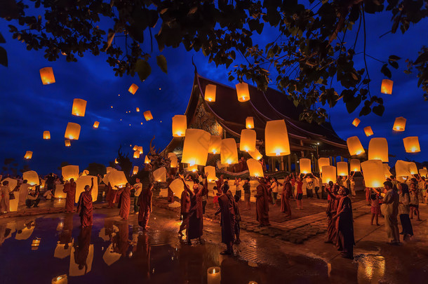 在 Chiangmai.Tradition <strong>al</strong> 和尚 Loy Khom 节日灯浮气球纸制成的每年在 Wat Phu 虾片 temple.on 7 月 12,2014，Ubonratchathani，