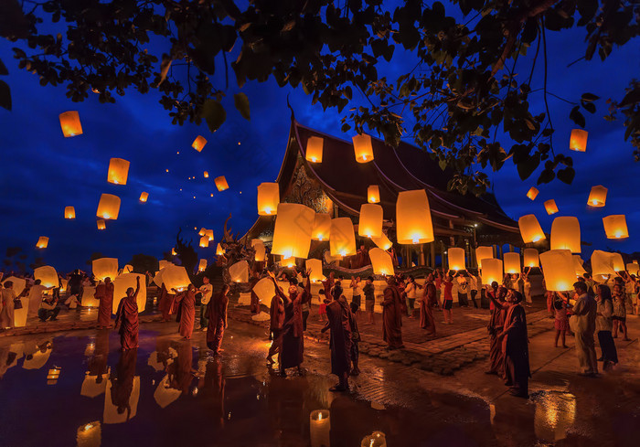 在 Chiangmai.Tradition al 和尚 Loy Khom 节日灯浮气球纸制成的每年在 Wat Phu 虾片 temple.on 7 月 12,2014，Ubonratchathani，