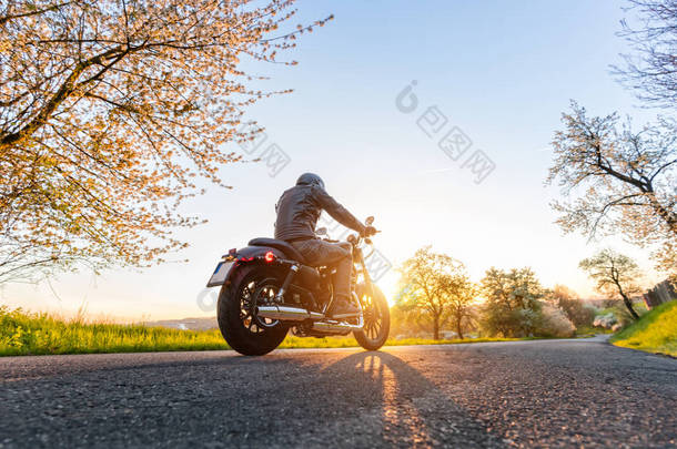 <strong>摩托车</strong>司机路上的背影