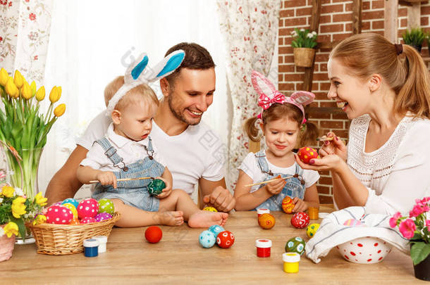 复活节快乐 ！家庭的母亲、 父亲和儿童画鸡<strong>蛋</strong>
