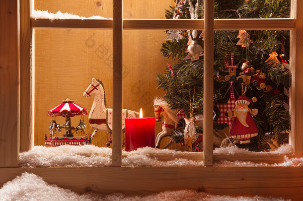 大气<strong>圣诞节</strong>窗口窗台装饰与雪、 木材和<strong>蜡烛</strong>