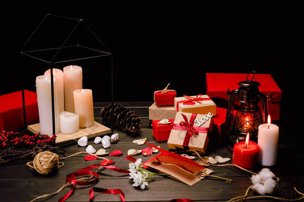 礼品盒和蜡烛 