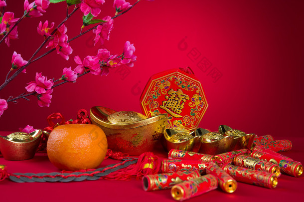 中国农历新年装饰<strong>梅花开</strong>花和黄金金条符号