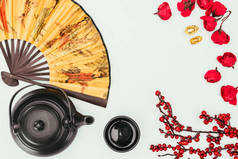 中国新年的顶部观茶和手持式风扇隔离在白色
