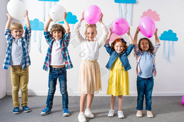 多种族的孩子用气球生日聚会