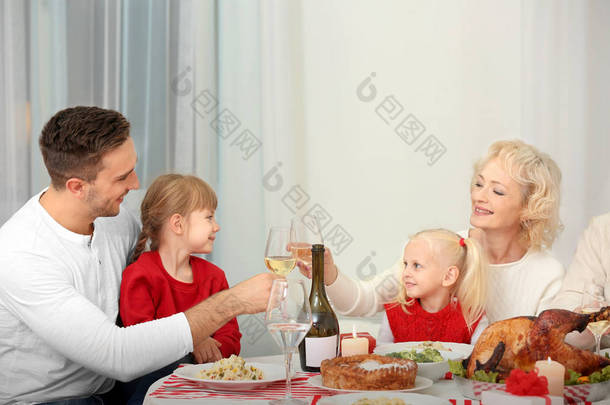 一家人在客厅吃<strong>感恩节大</strong>餐