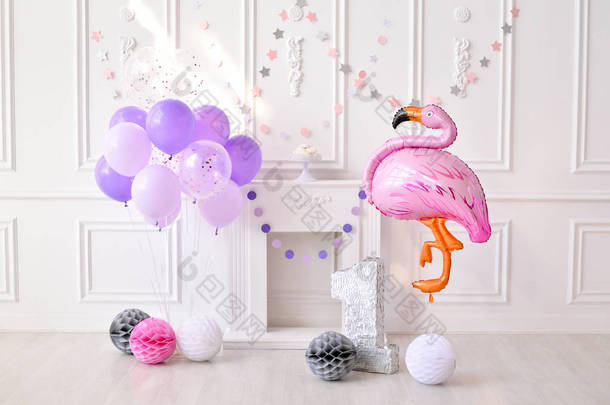 女孩生日。节日聚会的装饰品。很多<strong>气球</strong>粉红色和白色的颜色. 