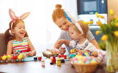 复活节快乐!家庭母亲和儿童为 holida 油漆鸡蛋