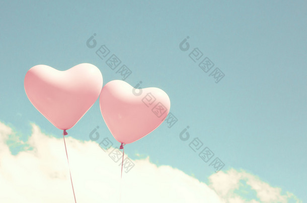复古粉色心形气球飞行中