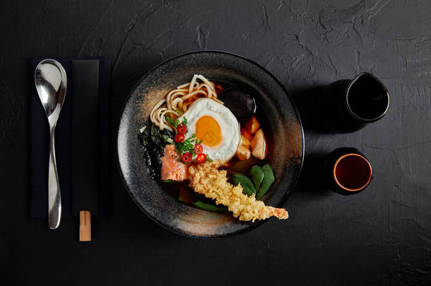 美味的传统日本汤用<strong>筷子</strong>和<strong>勺子</strong>的顶部视图 