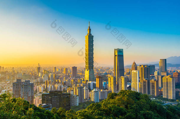 台北101<strong>楼</strong>和弧形建筑的美丽风景和城市景观
