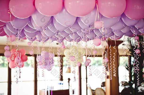 在<strong>天花板</strong>下婚礼派对的气球