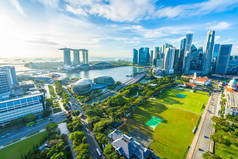 美丽的建筑建筑外部城市景观在新加坡城市天际线与蓝天上的白云