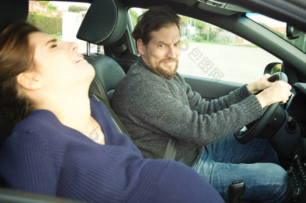 男人害怕妻子分娩在车里