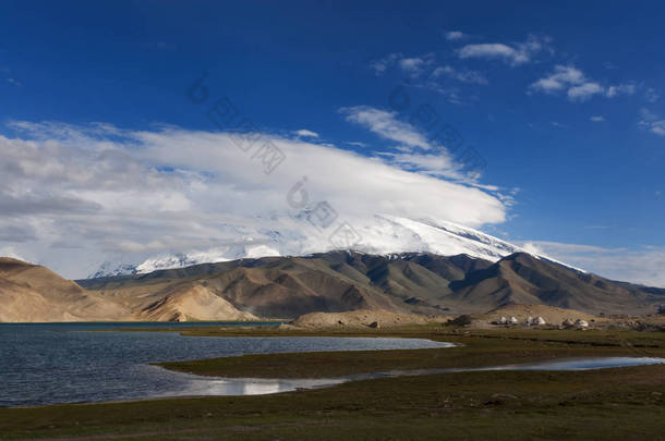 在中国西北新疆省卡拉库尔湖